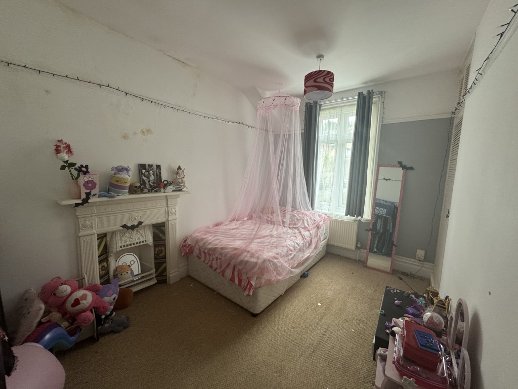 Lot: 89 - RESIDENTIAL INVESTMENT COMPRISING THREE-BEDROOM MAISONETTE AND GARDEN FLAT FOR IMPROVEMENT AND REPAIR - Maisonette bedroom two
